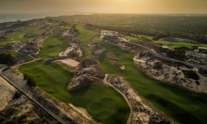 Chinh phục những hố golf đặc biệt của sân The Bluffs Ho Tram Strip