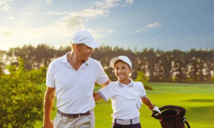 GOLF - CHIẾC CẦU NỐI GIÚP BỐ MẸ VÀ CON CÁI GẦN GŨI NHAU HƠN.