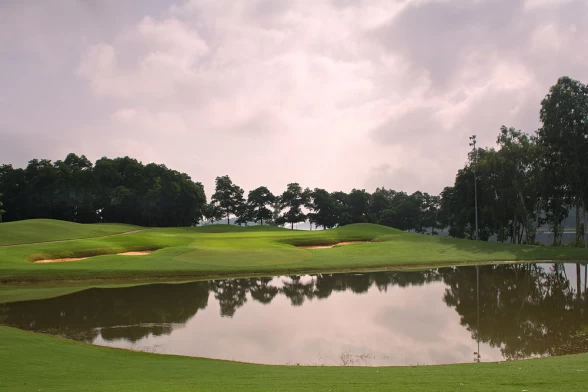 Nên chơi sân Lakeside hay Mountainview tại Đồng Mô?